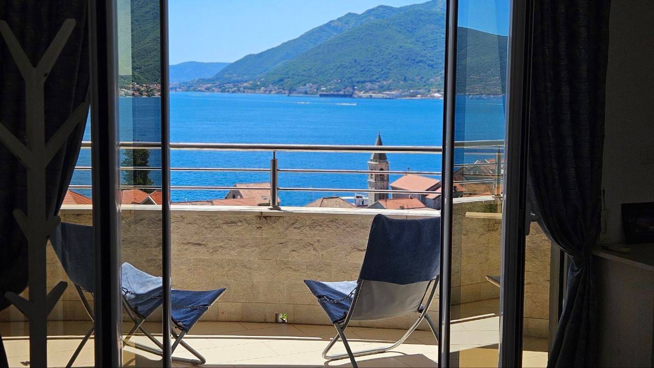 Apartment for sale with sea views in Donja Lastva Tivat