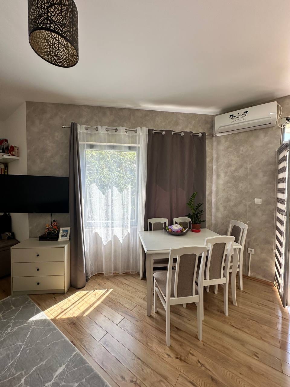 Продаје се трособан стан у мирном делу Бечића, 7 минута до плаже.