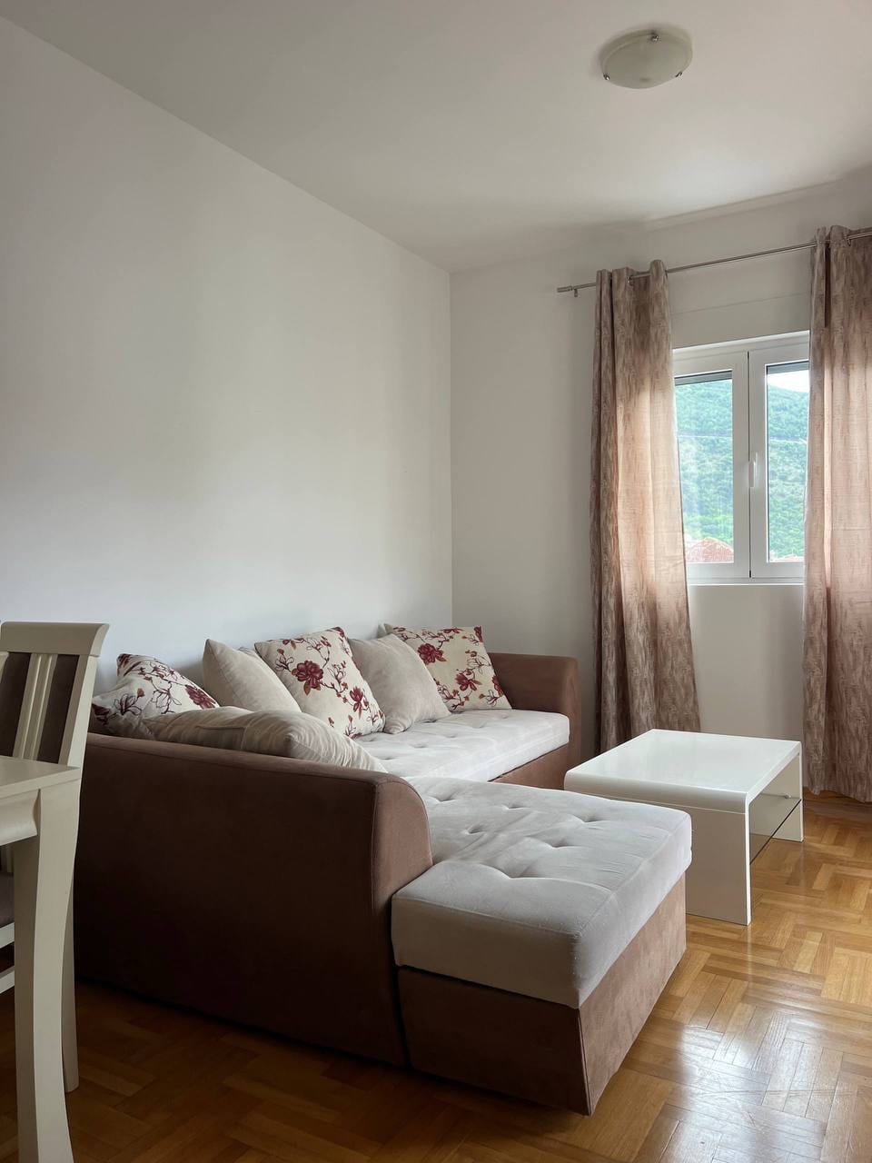 ID 2002 Izdajem stan sa 2 spavaće sobe na godišnji zakup u Budvi