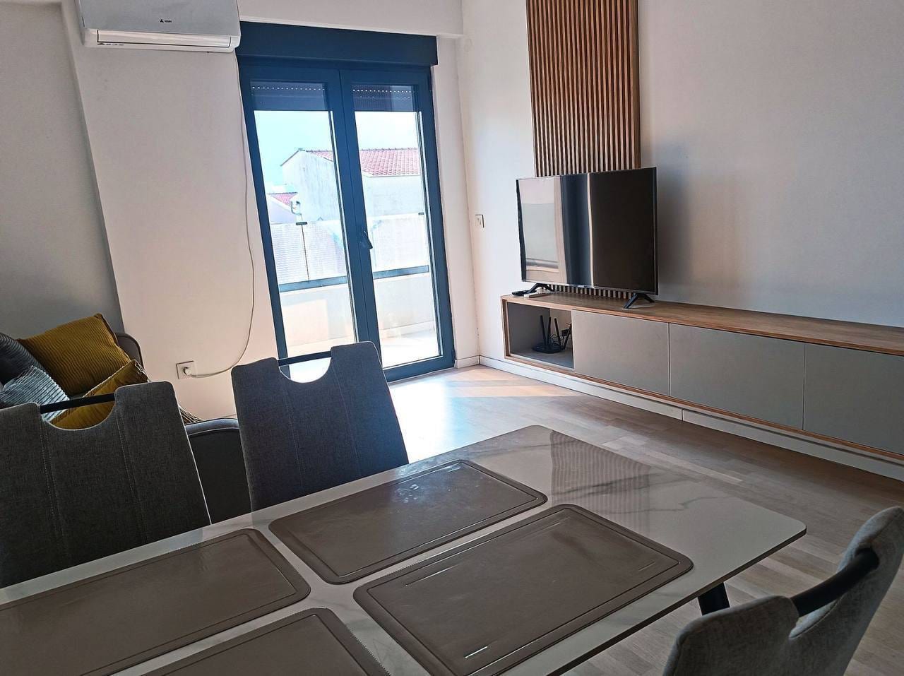 ID 713 Izdaje se stan sa jednom spavaćom sobom u Budvi, Tehnoplus