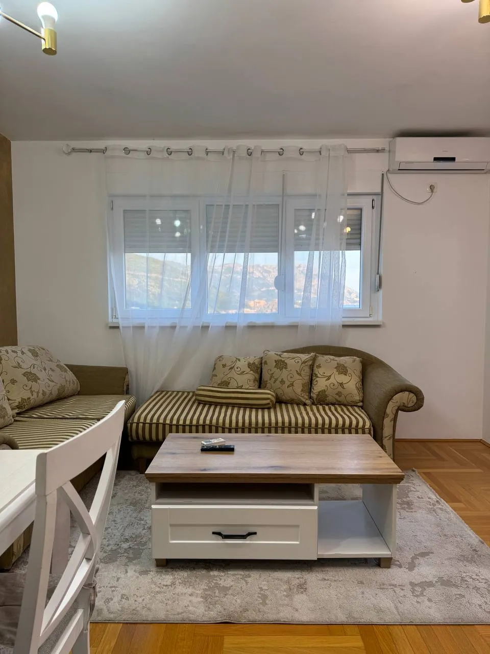 ID 2066 Izdajem apartman sa 3 spavaće sobe u Budvi, oblast Dubovica Lux