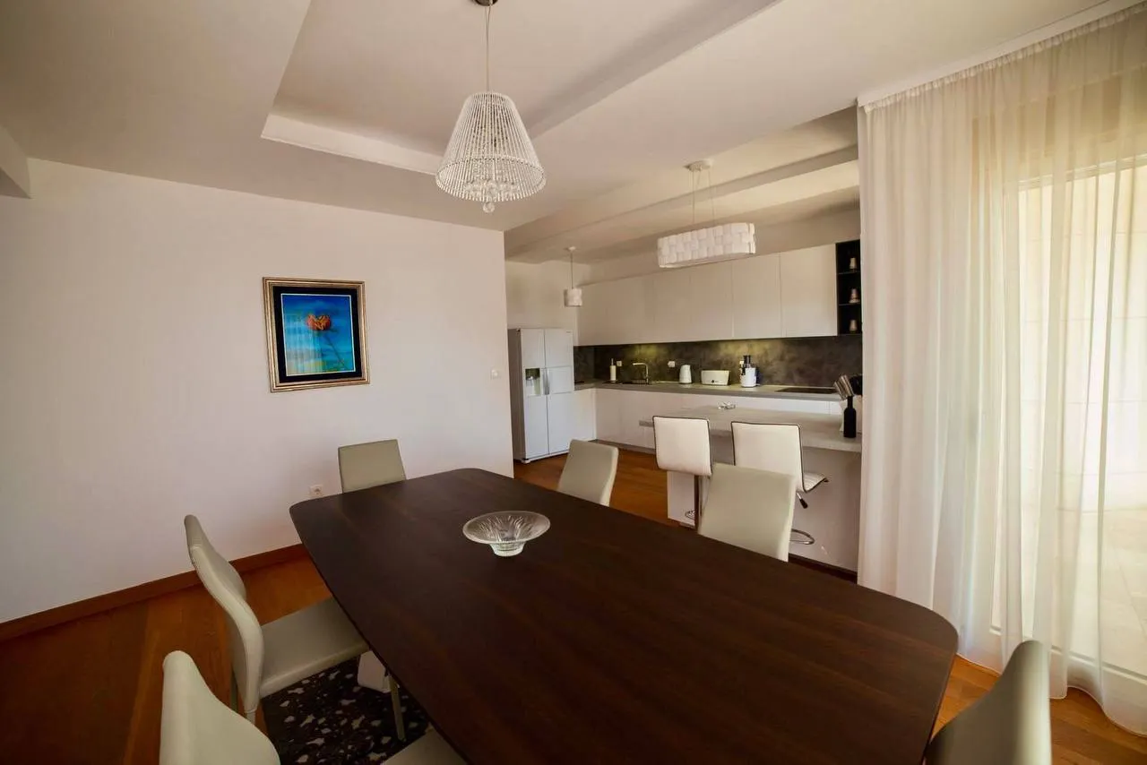 ID 3014 I’m renting out a 2-bedroom apartment in the center of Budva