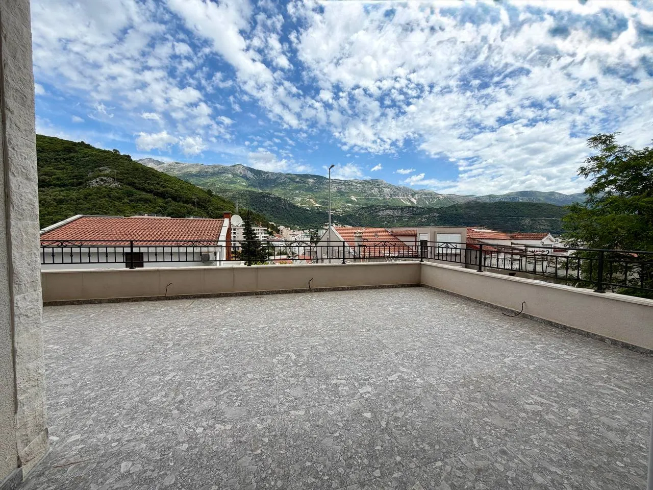 FOR SALE APARTMENT WITH 1 BEDROOM + LARGE TERRACE