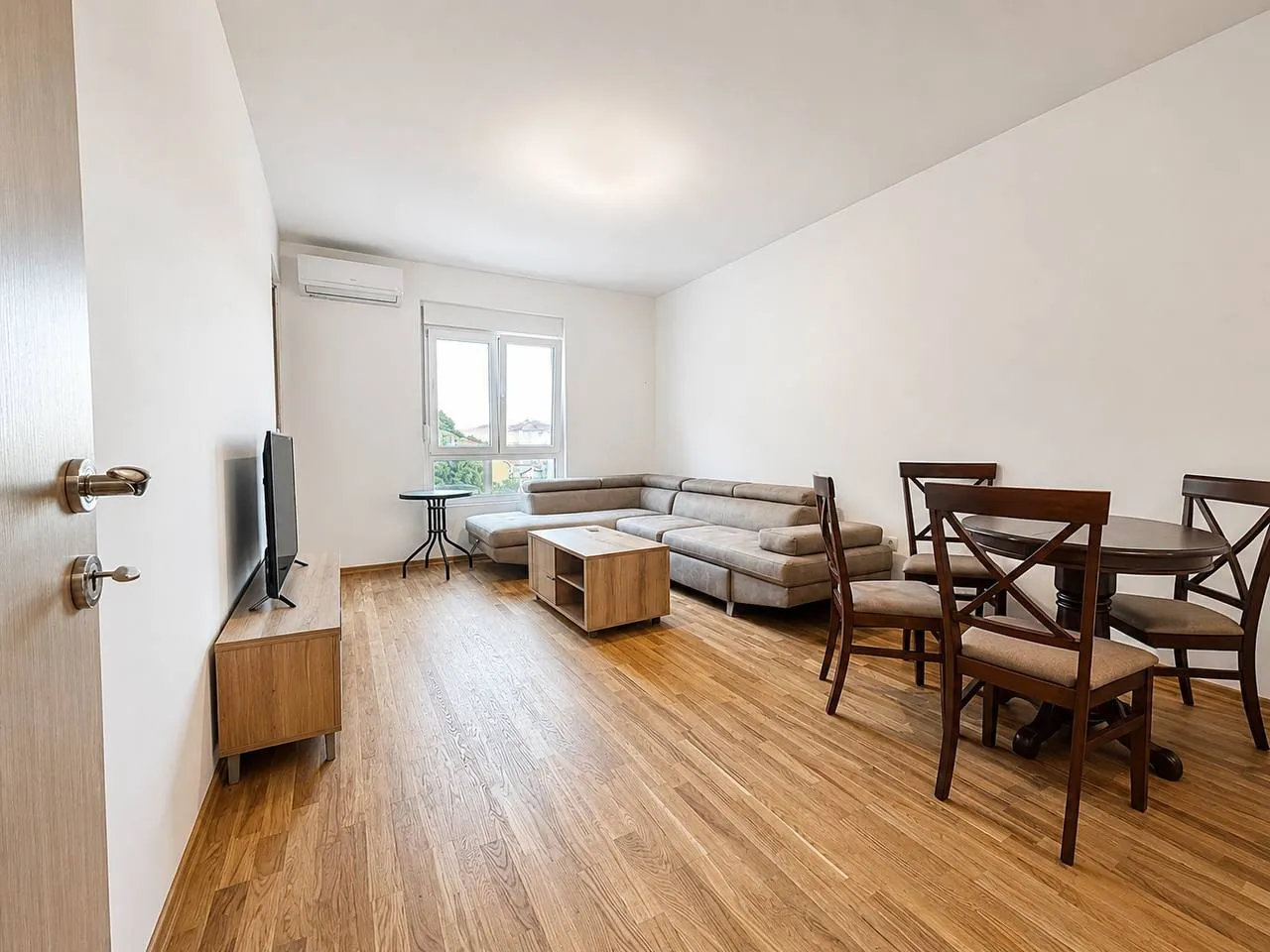 ANNUAL RENT• 1 BEDROOM APARTMENT