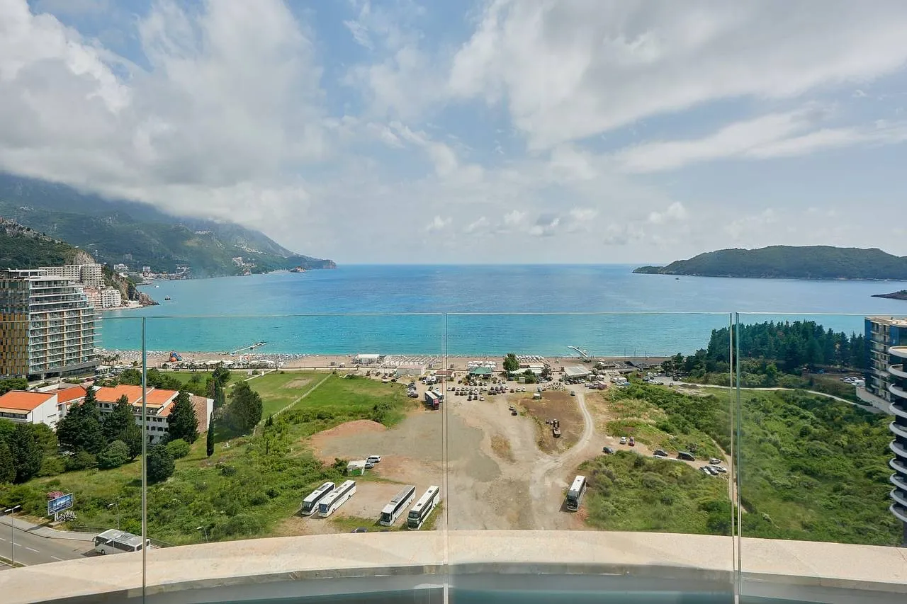 ID 2067 Selling a 2-bedroom apartment in Bečići, Skyline complex