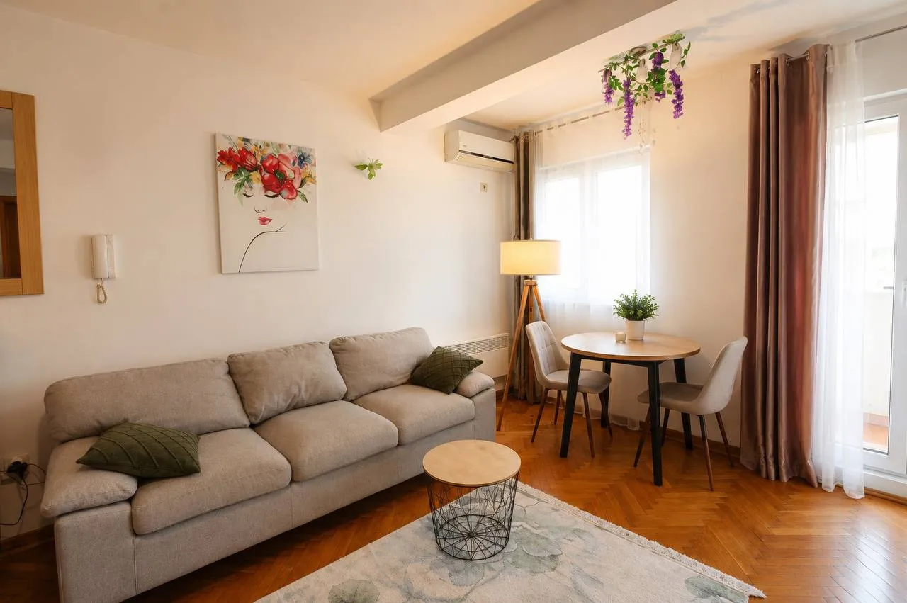 ID 3061 I’m renting out a 2-bedroom apartment with a stunning view of Budva and the sea.
