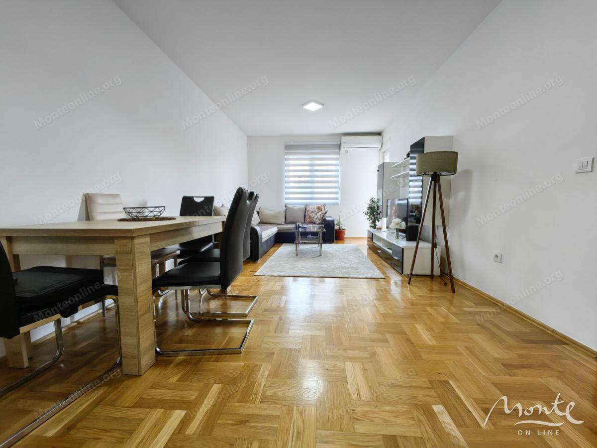 Udoban stan sa namještajem, liftom i čuvanim parkingom u Podgorici