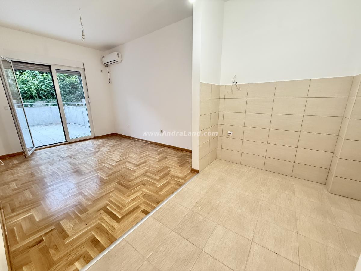 Jednosoban stan u novoj zgradi u Budvi, blizu centra grada, velika terasa, novogradnja