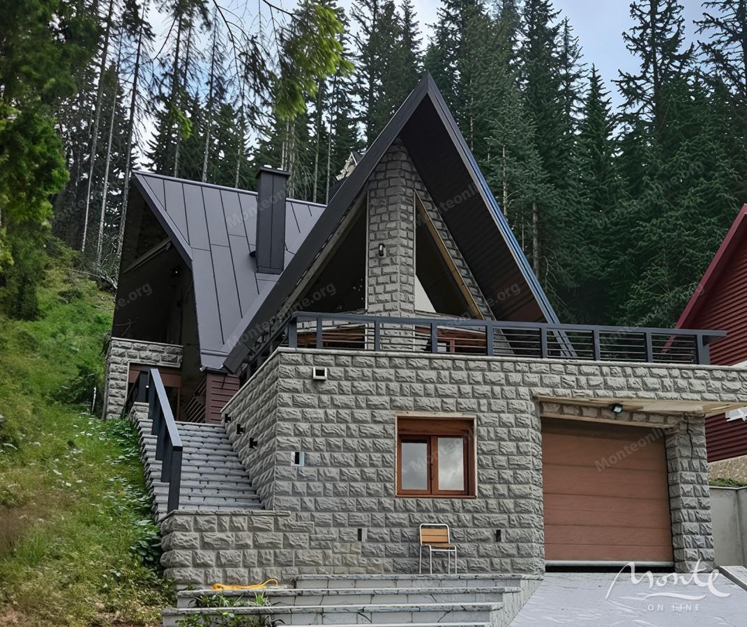 Prostrana kuća sa tri terase i pogledom na planine, blizu Crnog jezera, Žabljak