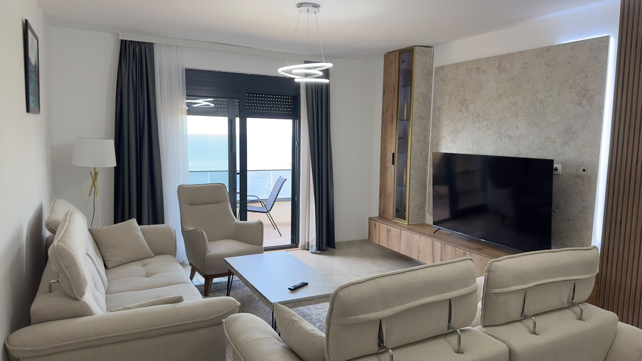 Ekskluzivni apartman na obali mora sa bazenom i privatnom plažom – Utjeha