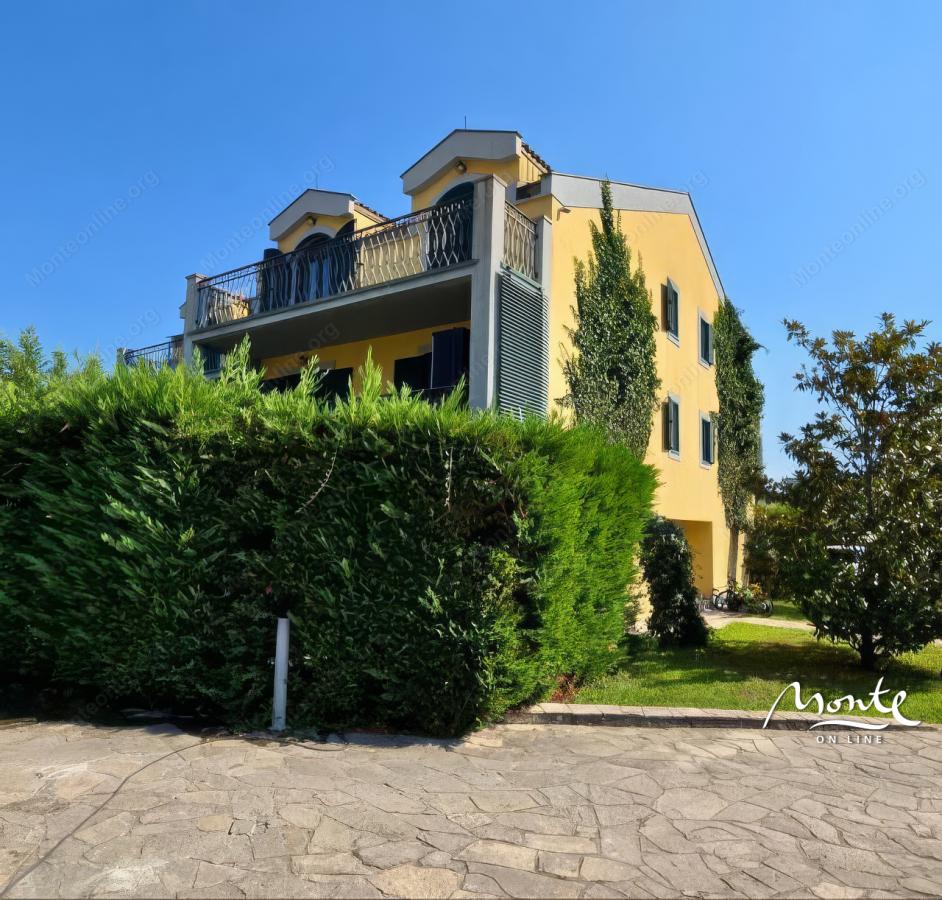 Elegantna gradska kuća sa bazenom i vinogradom u Lastvi Grbaljskoj