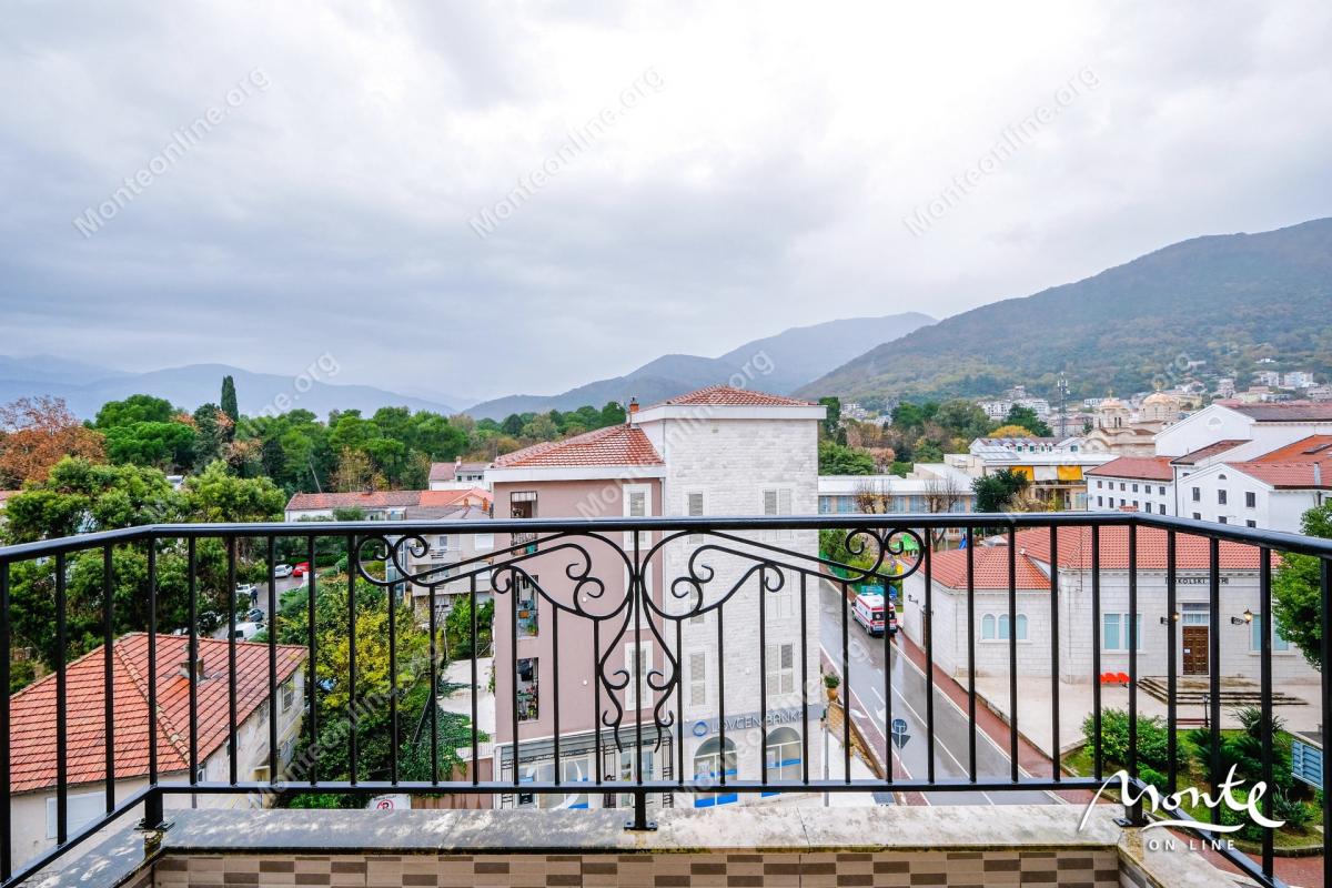 Jedinstveni dvoetažni 1-soban penthouse u srcu Tivta