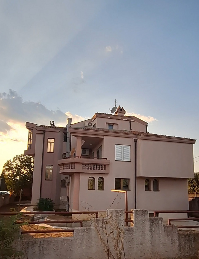 Prodajem Hotel, Zlatica