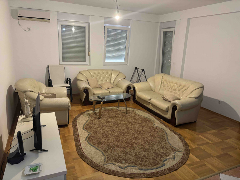 Iznajmljujem Stan-Apartman, Bar