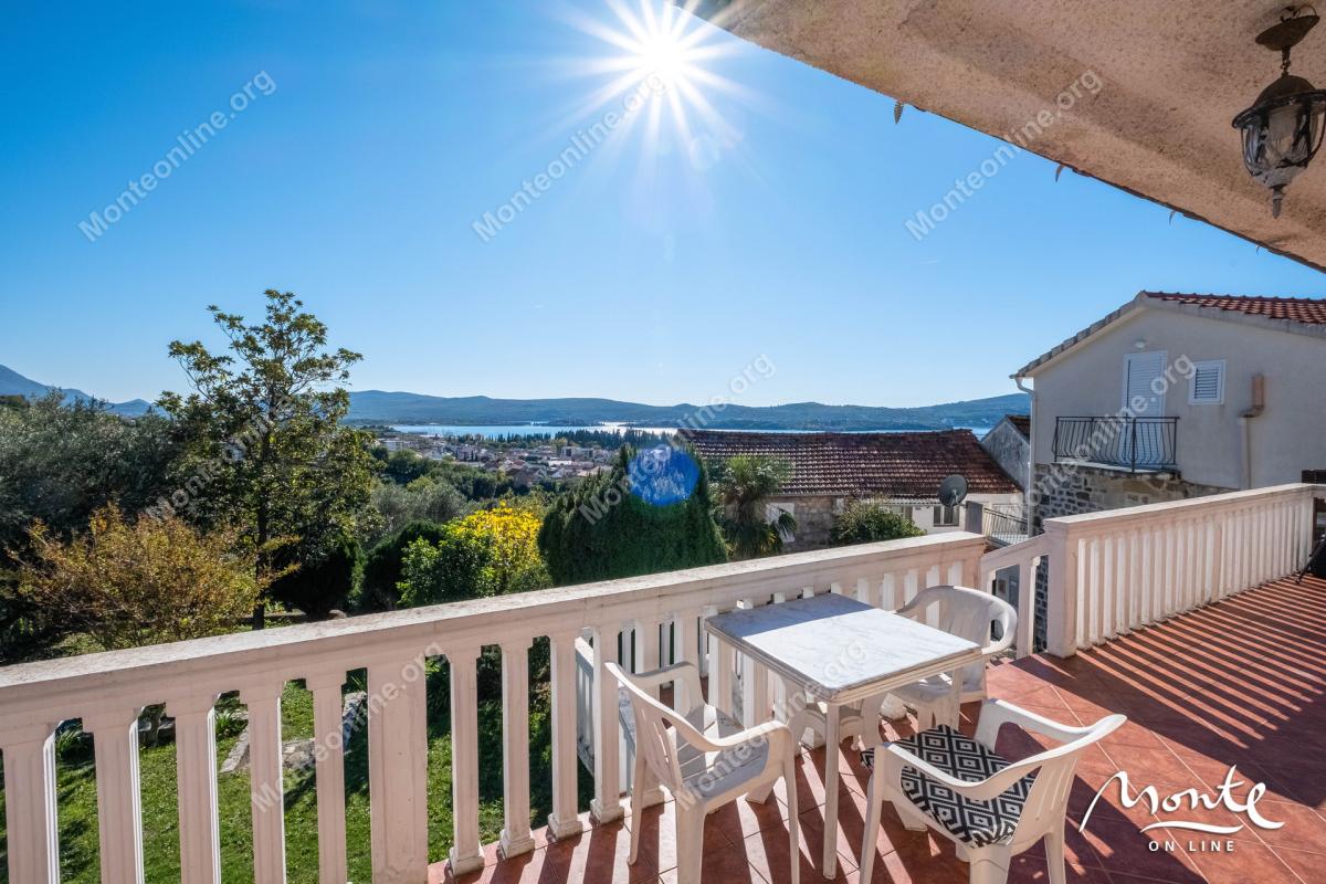 Ugodna dvospratna kuća sa baštom i pogledom na Bokokotorski zaliv u Tivtu