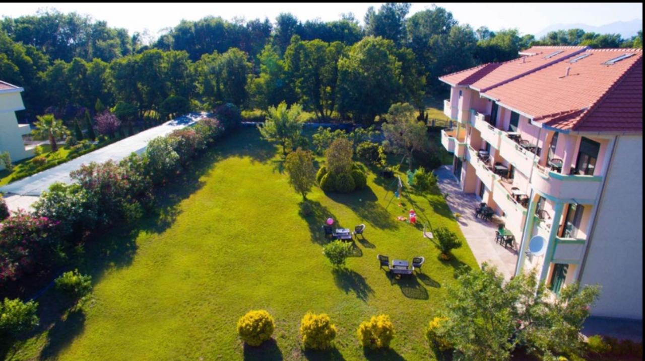 Apartmanski hotel udaljen samo 500m od plaže sa restoranom
