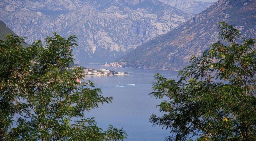 Apartment with views near the Old Town, Dobrota