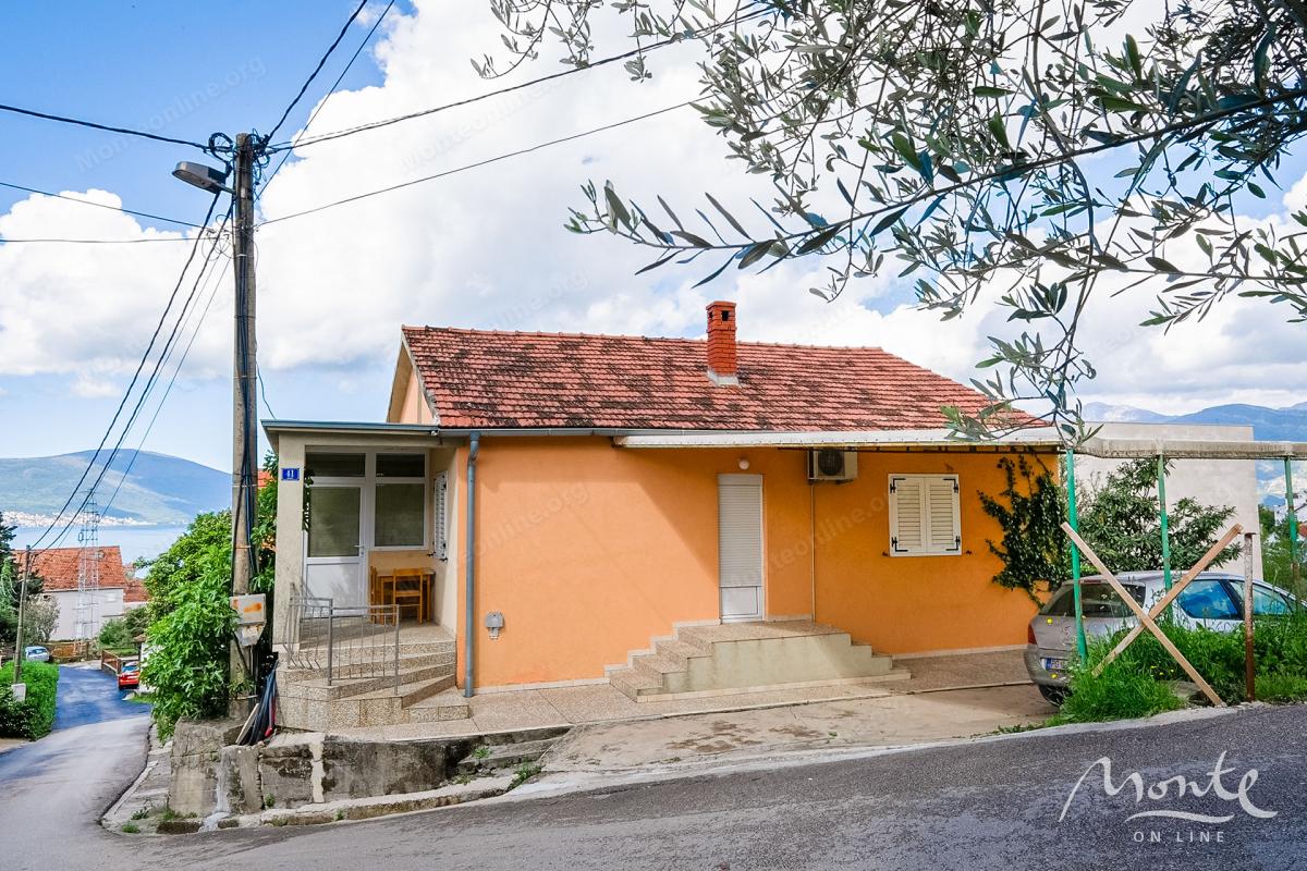 Porodična dvospratna kuća sa pogledom na more u Tivtu