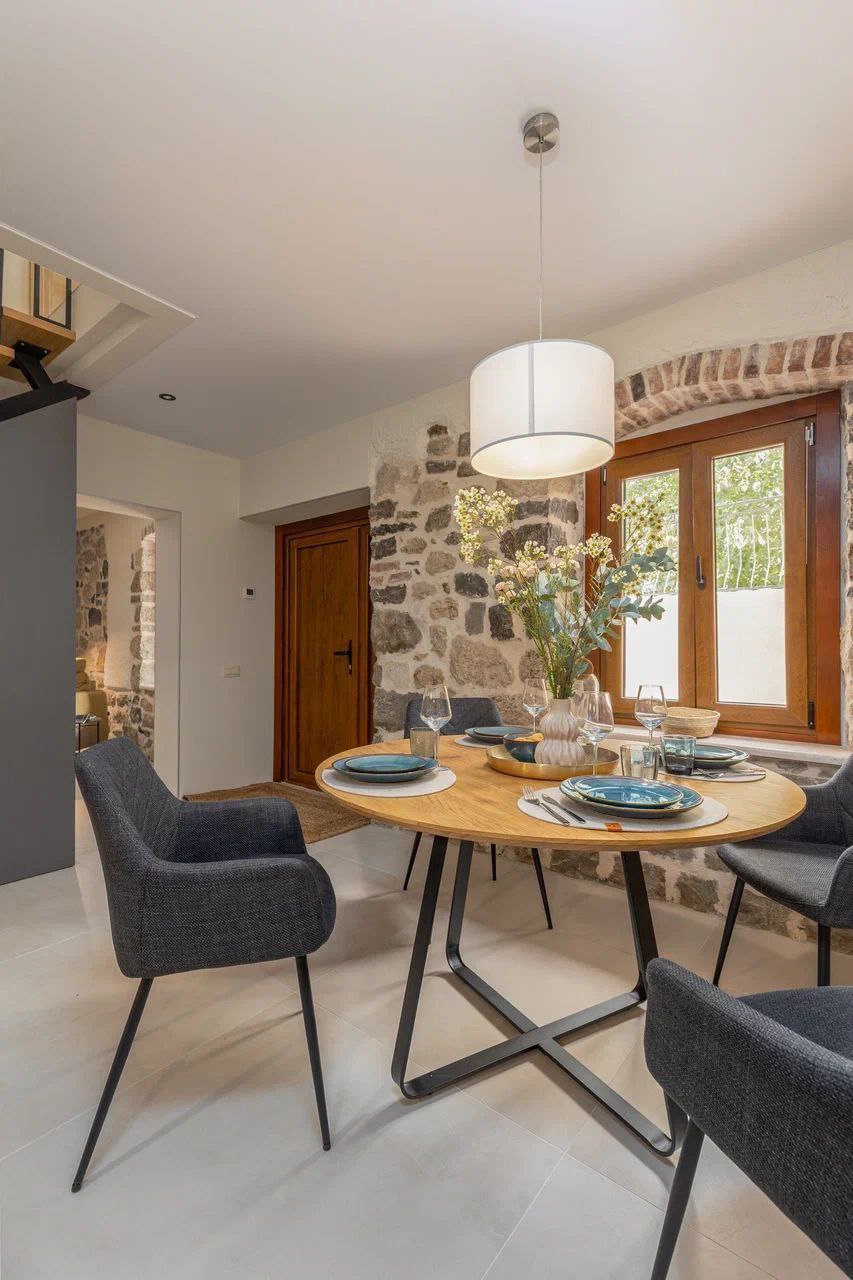 Iznajmljujem Kuću, Škaljari