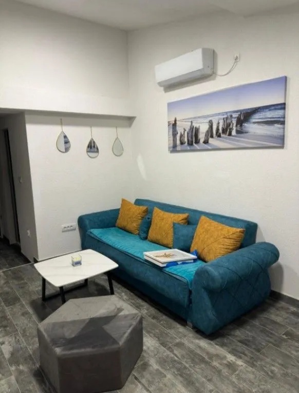 Iznajmljujem Kuću, Tološi