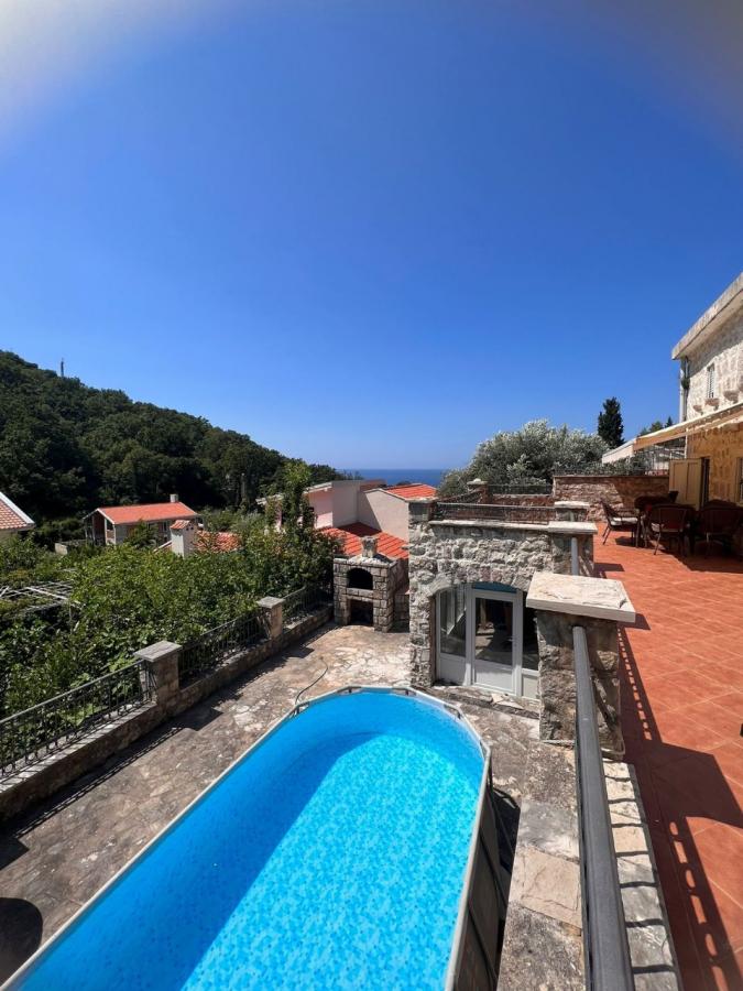 Kuća na 3 sprata u slikovitom kraju, 150 m od mora u Reževićima