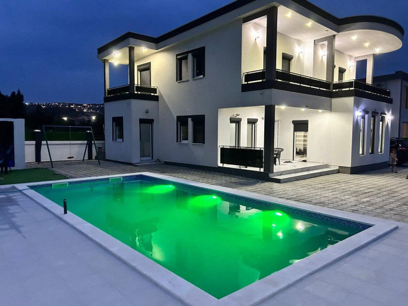 House for Sale, Bar