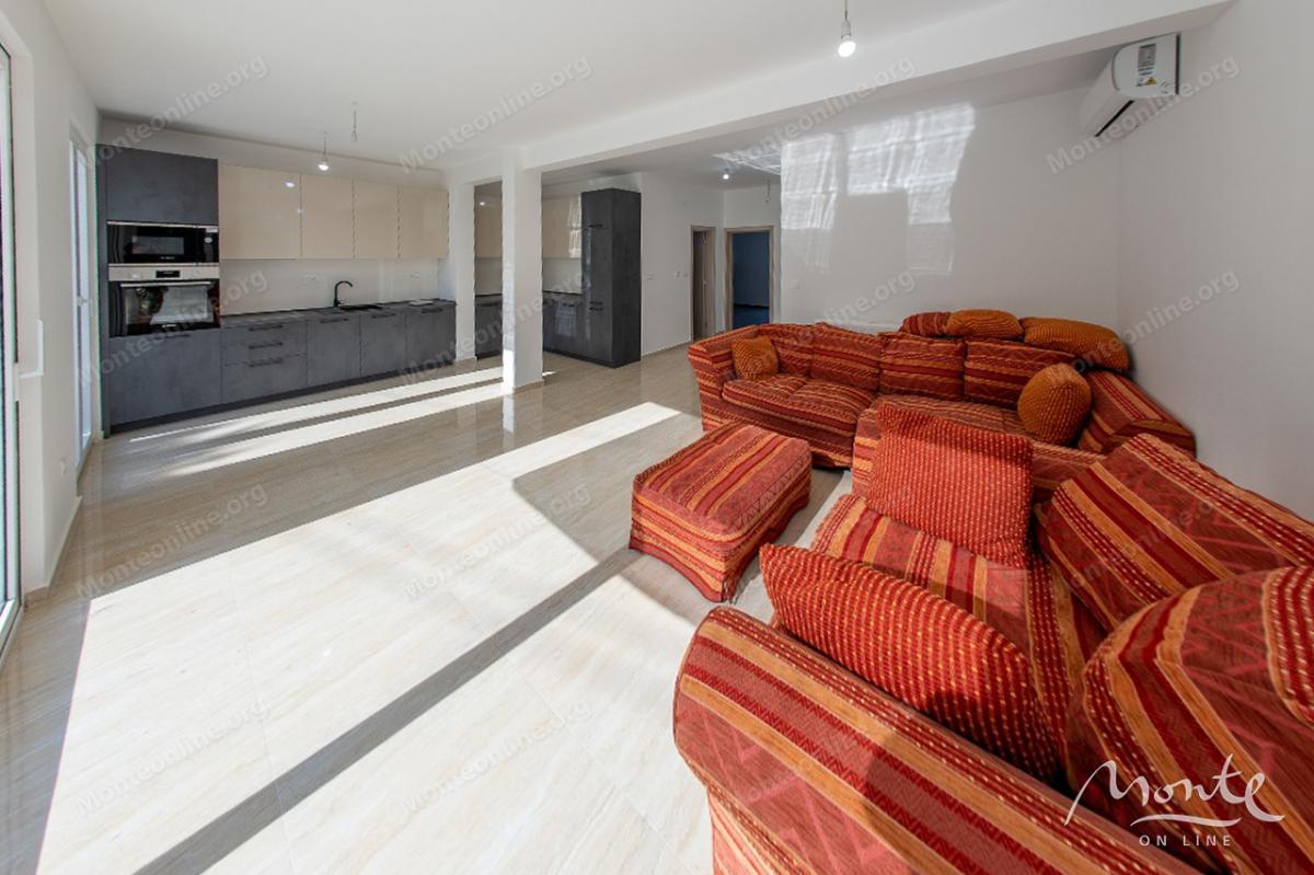 Dvosoban stan sa dvorištem, terasom i parkingom u Đenovićima, Herceg Novi