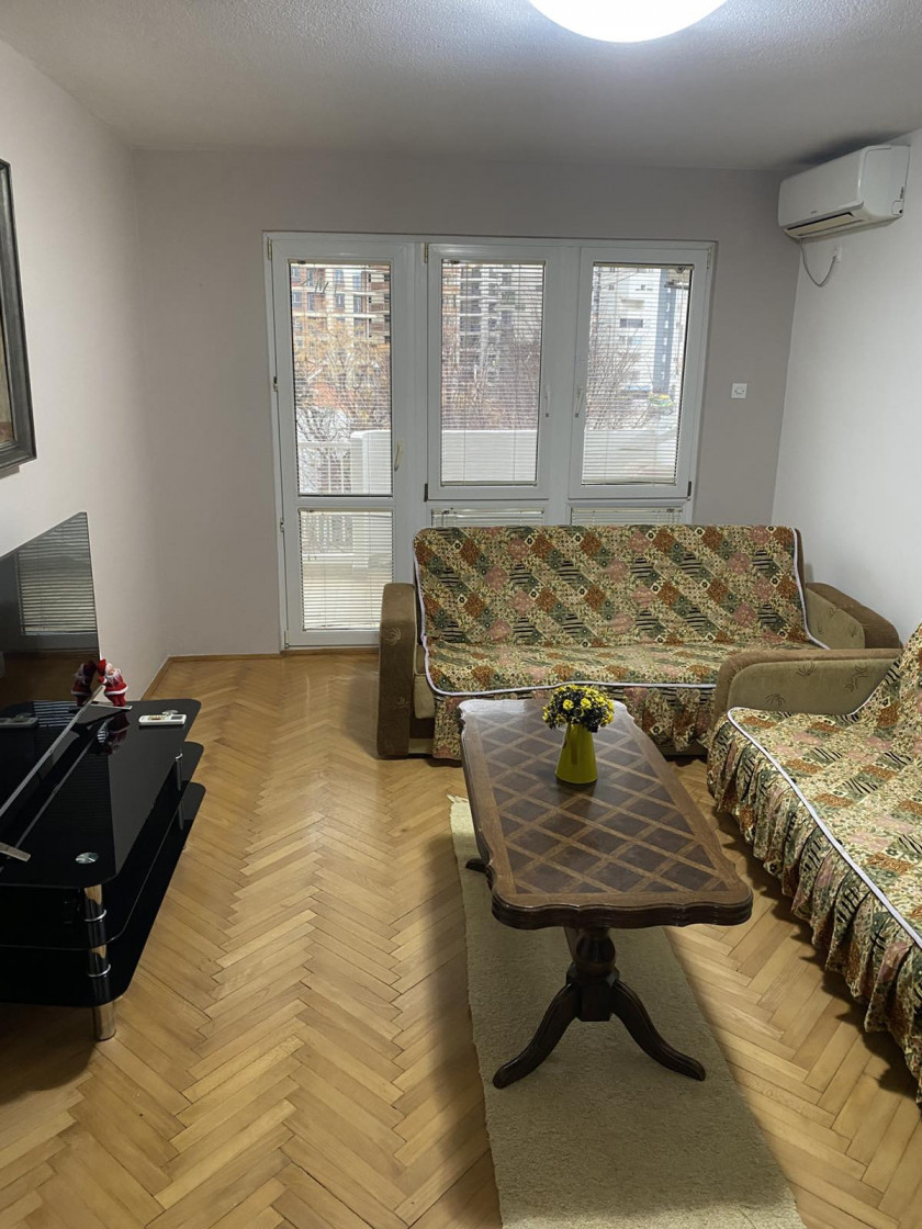 iznajmljuje stan na duži period - Bar Centar