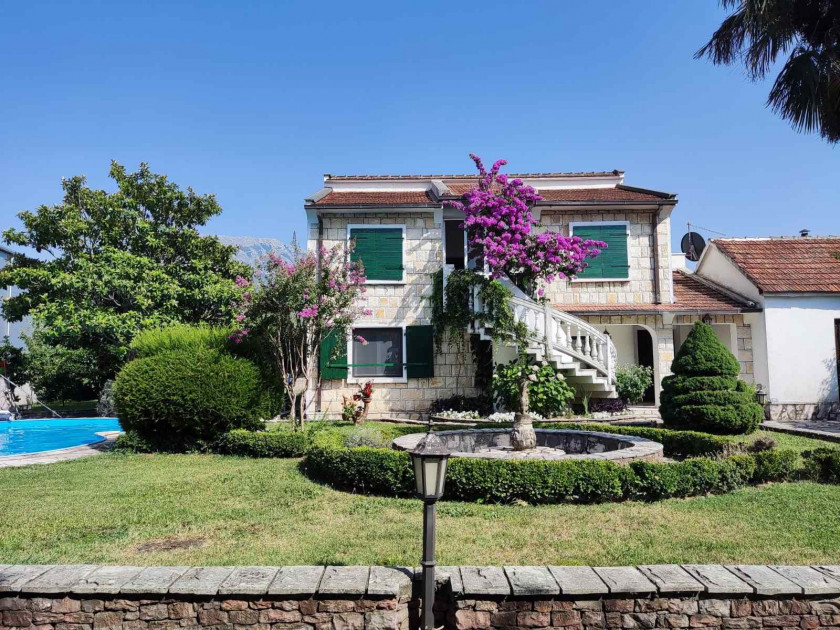 Iznajmljujem Kuću, Bar