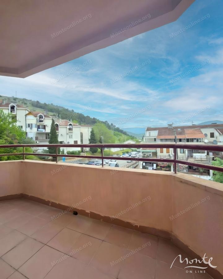 Namješten stan sa 3 spavaće sobe i 2 terase u Momišićima, Podgorica