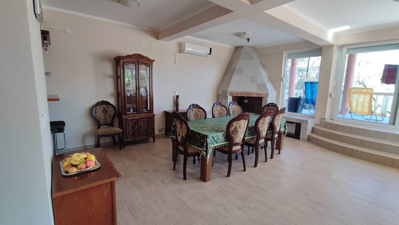 Iznajmljujem Kuću, Radovići