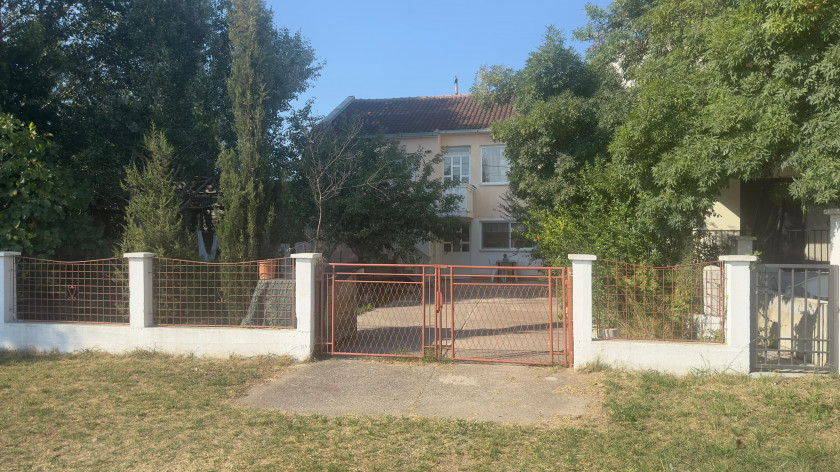 Jedinstvena prilika: Kuća u prvoj liniji do mora – vrhunska lokacija iza crkve