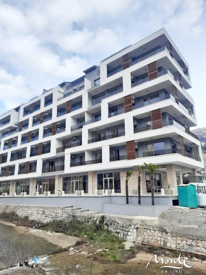 Ekskluzivan trosoban stan sa terasama uz more u Budvi