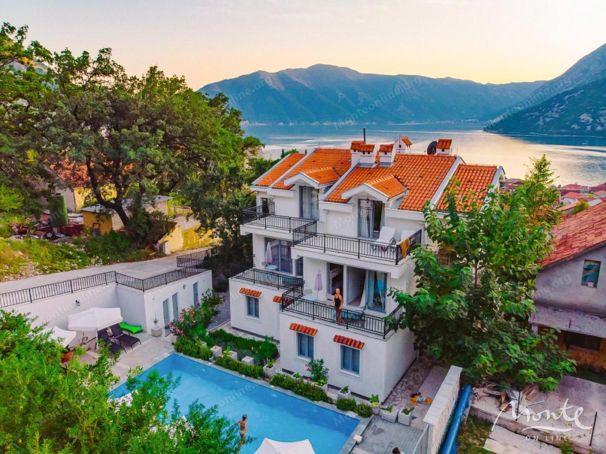 Funkcionalni apart-hotel sa bazenom i pogledom na more u Risnu