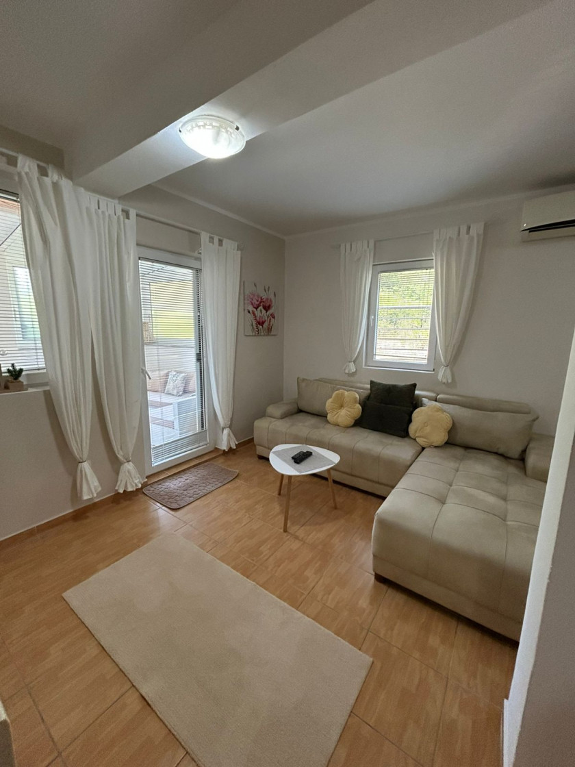 Iznajmljujem Stan-Apartman, Prijevor