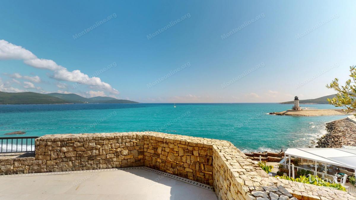 Prostran dvosoban stan s pogledom na more u Marina Villageu, Luštica Bay