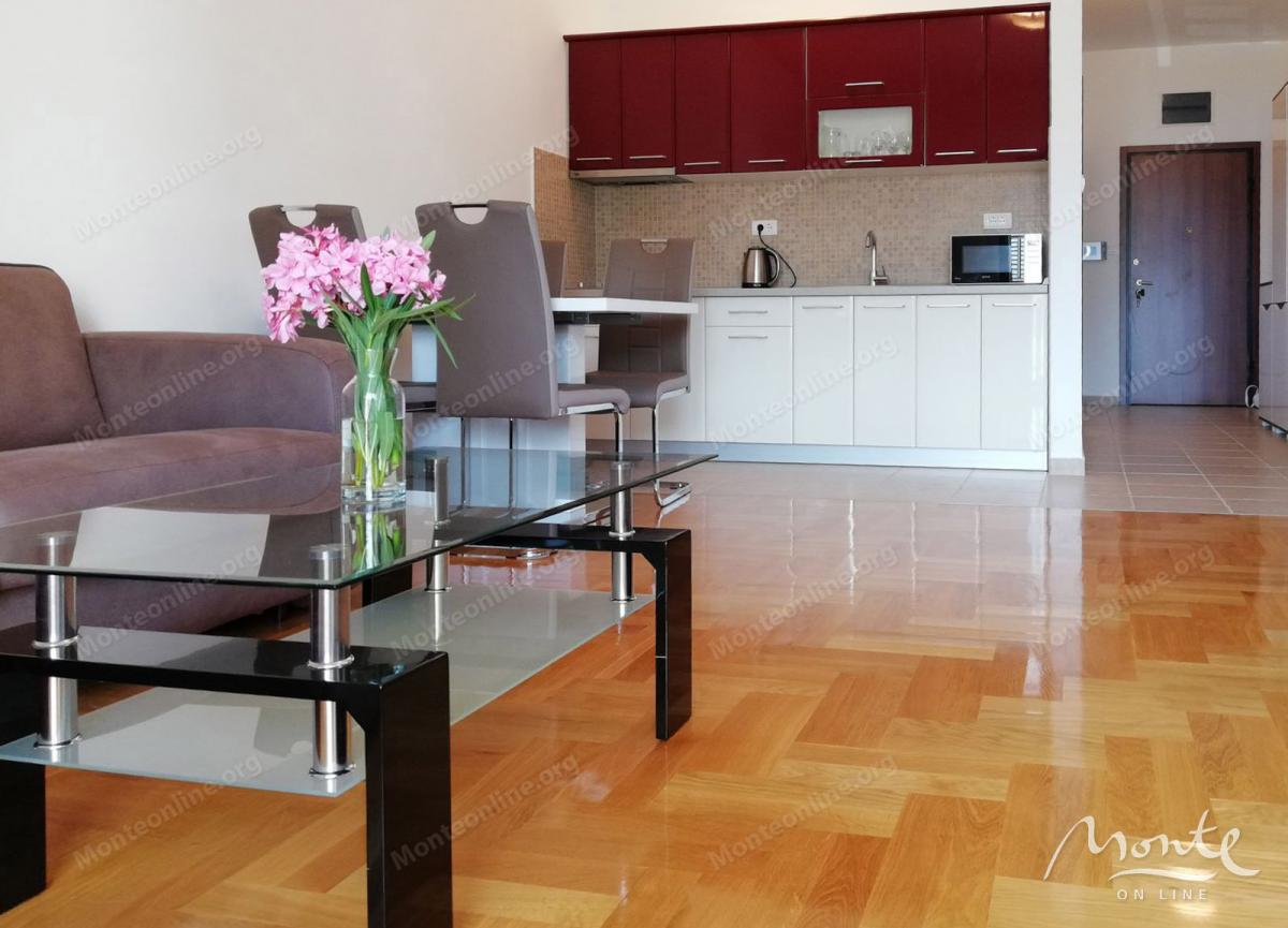 Prostran studio apartman s pogledom na more u Bečićima