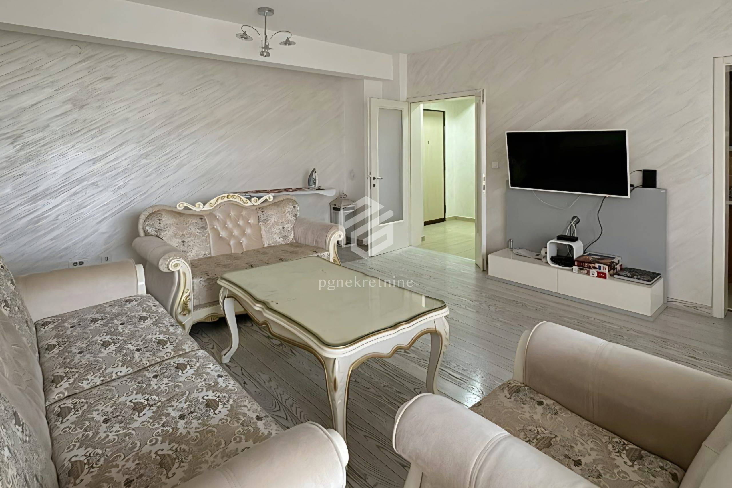 Trosoban stan 95m2 + parking, Preko Morače – Podgorica