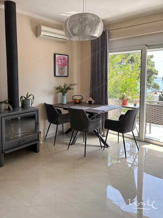 Dvospratna kuća sa terasom i prostorom za roštilj u slikovitom dijelu Bara