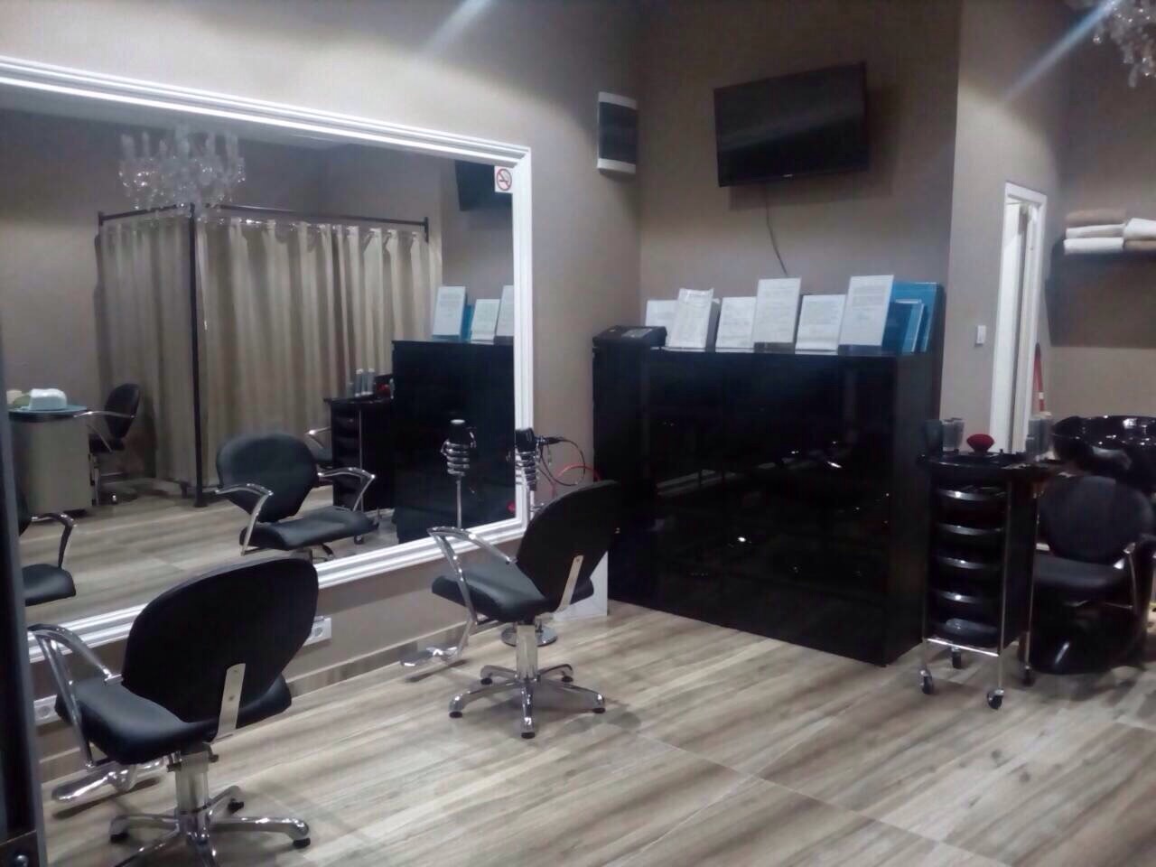 Fully Equipped Hair Salon for Rent in Zabjelo – 30 m²