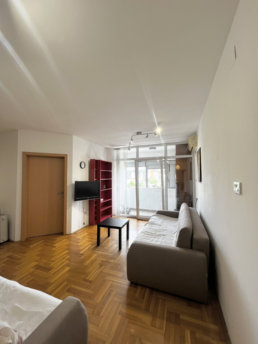 Iznajmljujem Stan-Apartman 40m2, Iza Big Fashion-a