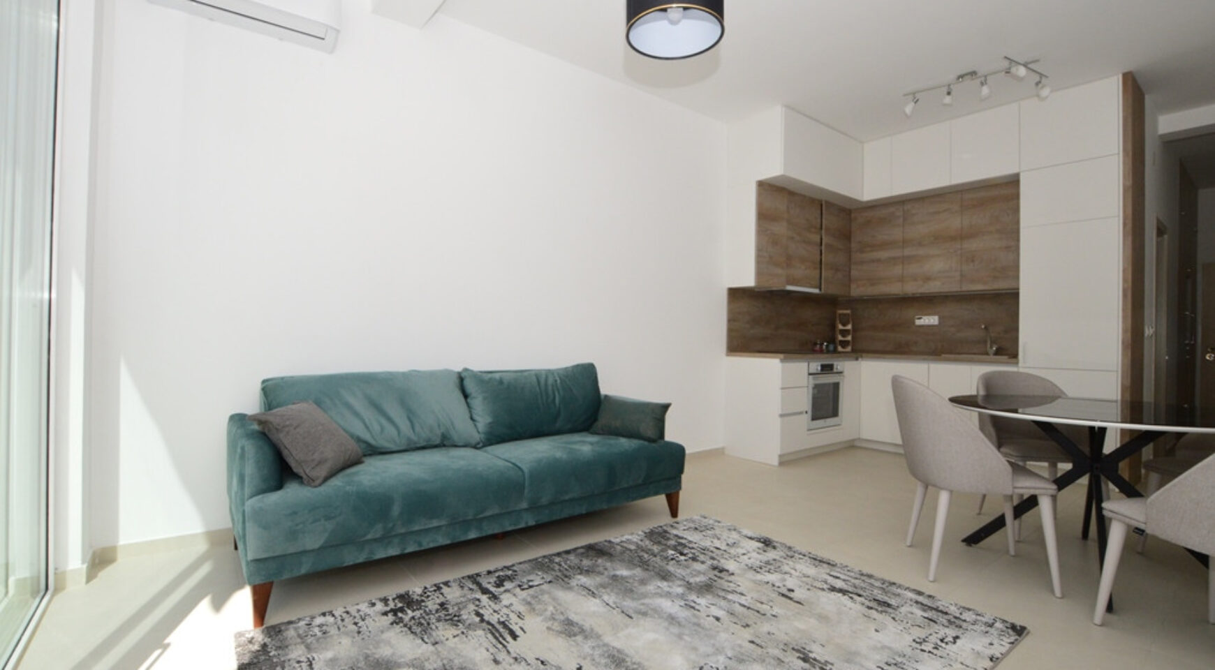 Bright and spacious apartment with parking