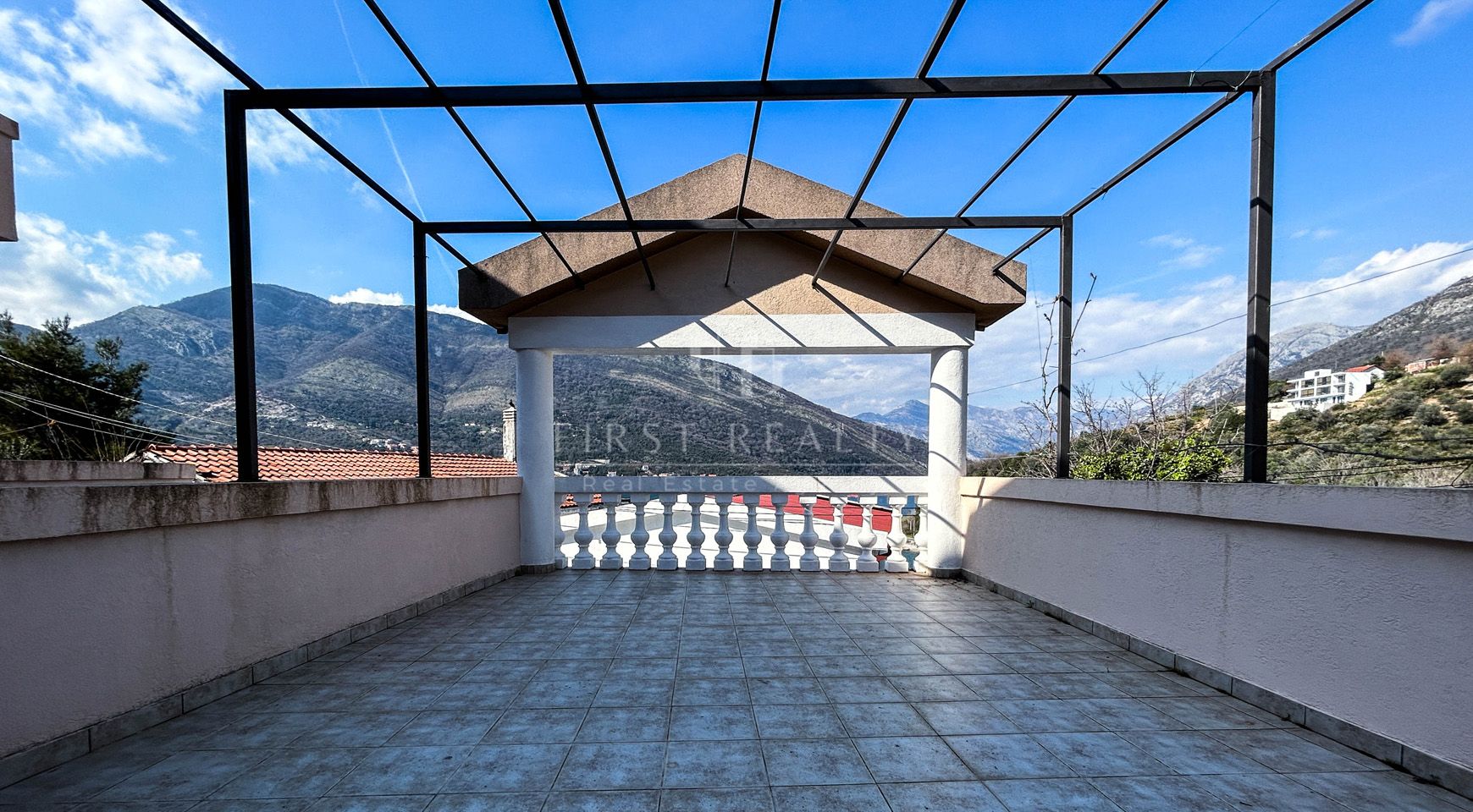 Family villa with a pool in the suburbs of Tivat