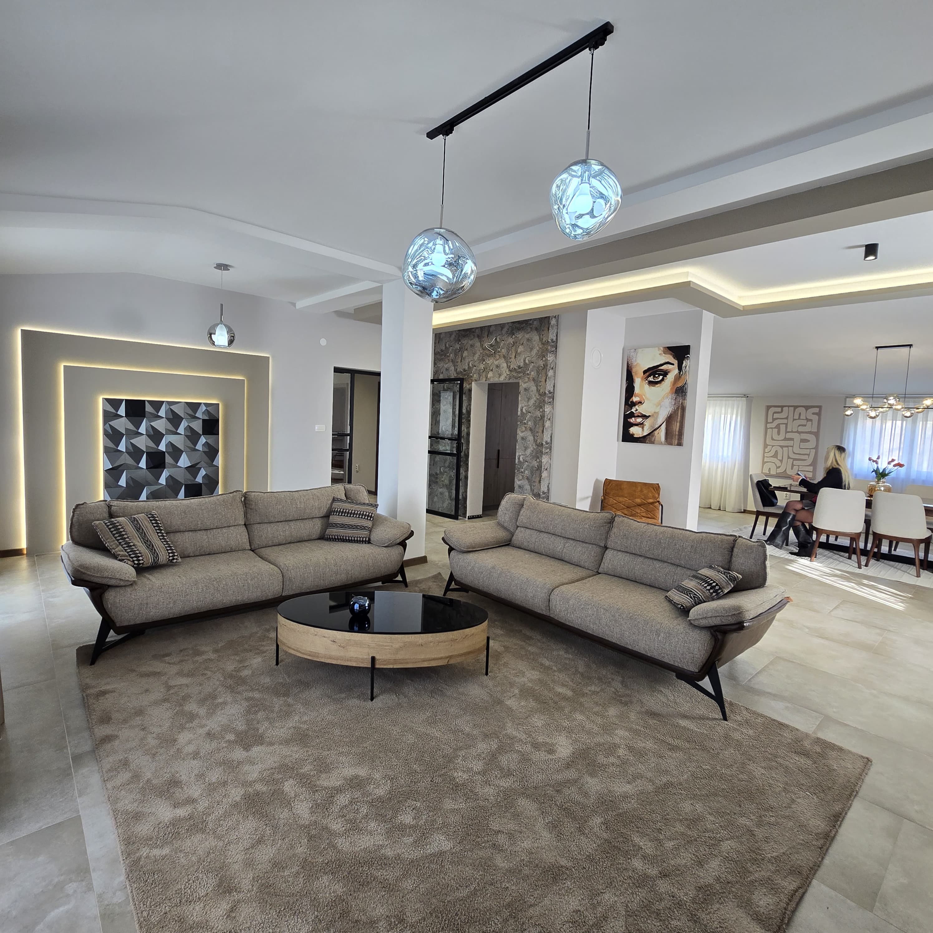 Luxury Three-Bedroom Apartment for Rent – Tološi