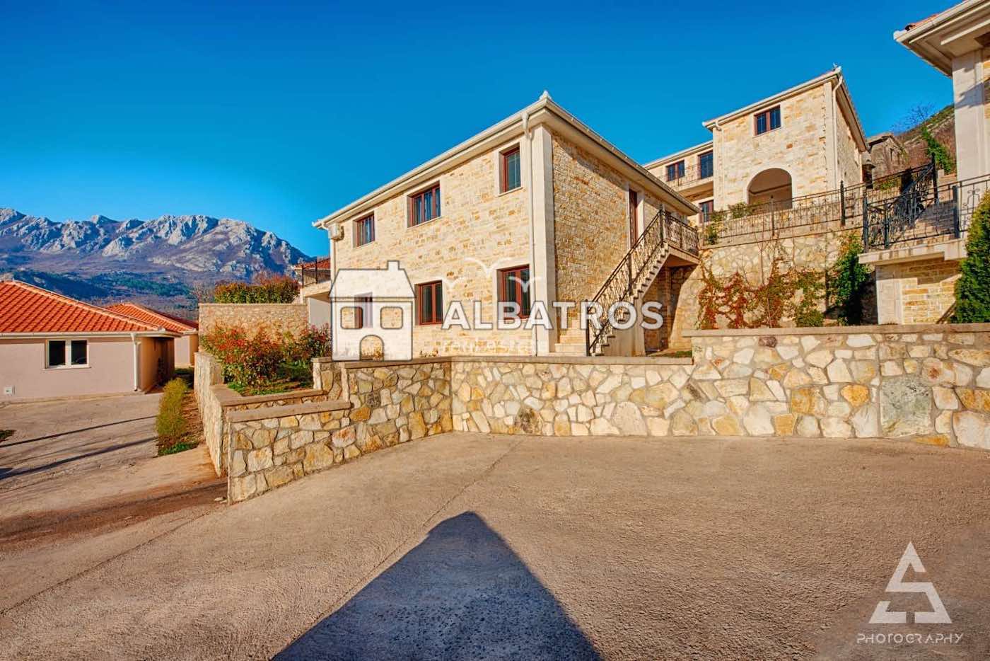 Iznajmljujem Kucu sa Zajednickim Bazenom, Zupci