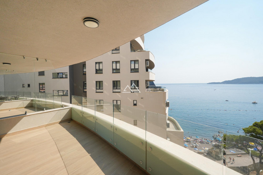 Stan sa dve spavaće sobe pored mora u Rafailovićima