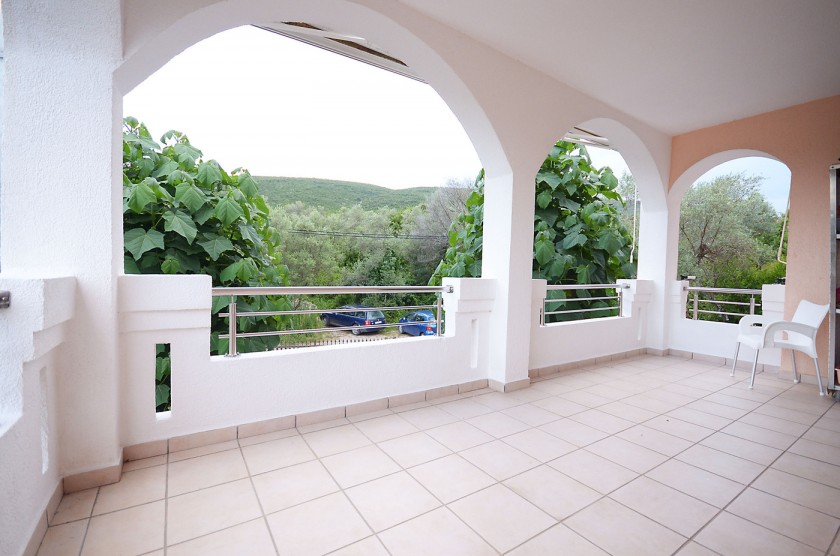 A house for sale in Krašići - with a bar and 4 bedrooms