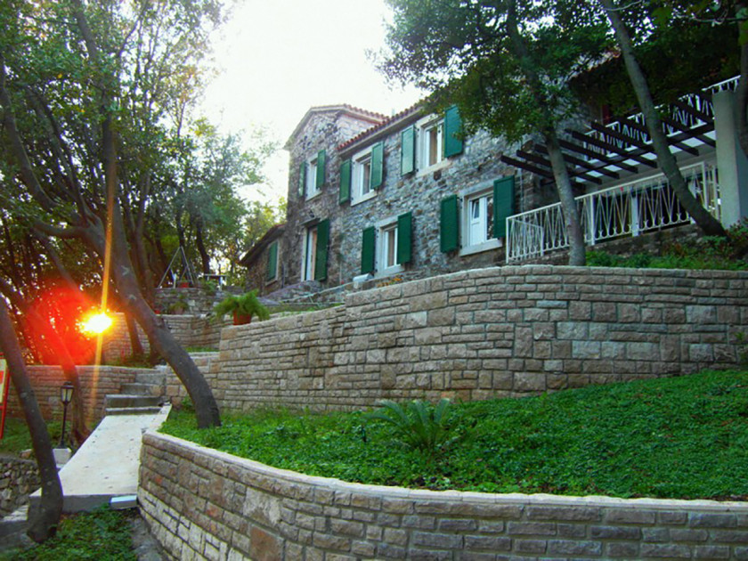 Izdajem staru kamenu kuću na Ostrvu Cvijeća, Tivat