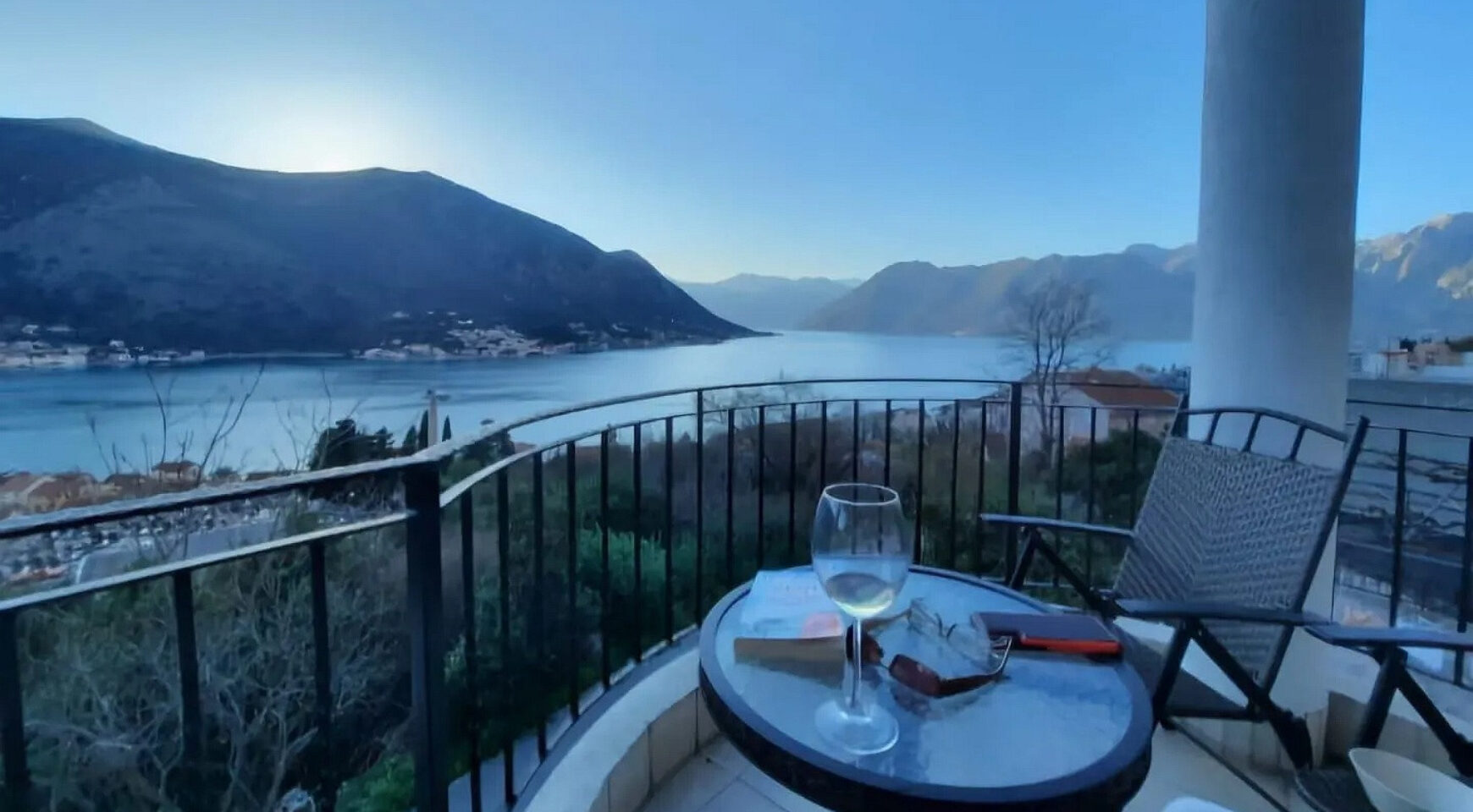 Two-bedroom apartment in a complex with a swimming pool and parking, Dobrota