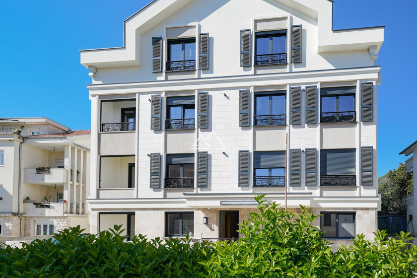 Trosoban apartman u novoj zgradi u centru Tivta